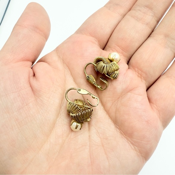 Vintage Gold Tone Knot Faux Pearl Clip On Earrings - Picture 5 of 6
